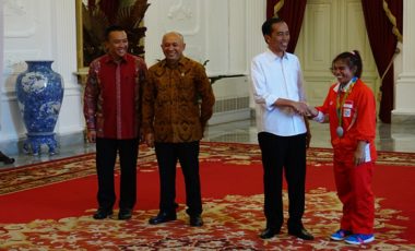 Sri Wahyuni Langsung Cium Tangan Jokowi