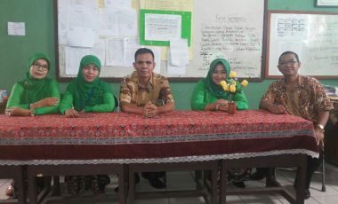 Yayasan Dharma Bhakti SMP Tonjong Bagikan Hasil TO & Nilai Semester