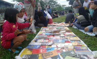 Komunitas Ngampar Buku Pinjamkan Buku Gratis Kepada Masyarakat