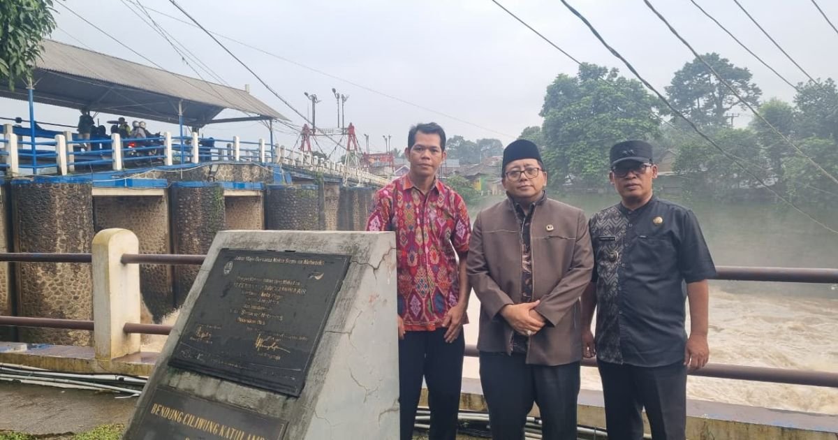 Curah Hujan Tinggi, Ricky Kuniawan dan Lurah Katulampa Tinjau Langsung Bendung Katulampa