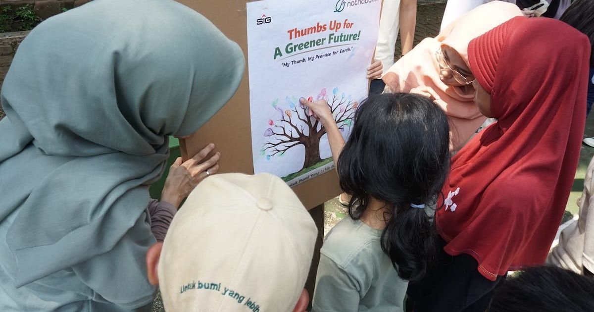 PT Solusi Bangun Indonesia Tbk (SBI) melalui unit bisnis pengelolaan limbahnya, Nathabumi, menggelar program edukasi lingkungan bertajuk 