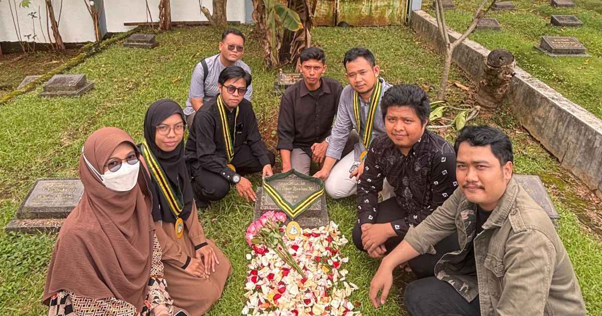 Jajaran pengurus PB PII melakukan ziarah ke makam salah satu pendiri, almarhum Anton Timur Djaelani, di TPU UIN Syarif Hidayatullah, Ciputat, Tangerang Selatan, pada Senin (4/5/2026).