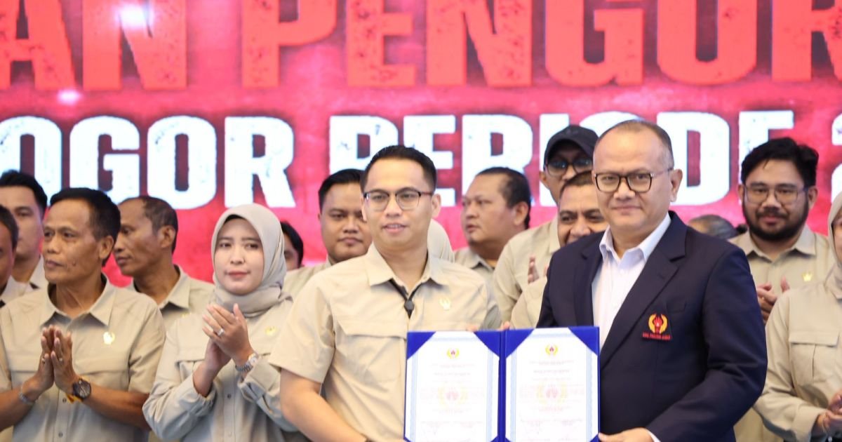 Bupati Bogor, Rudy Susmanto, resmi mengukuhkan kepengurusan Komite Olahraga Nasional Indonesia (KONI) Kabupaten Bogor periode 2026–2030 di Harris Hotel & Convention Cibinong City Mall, Senin (4/5/2026) malam/Foto: Diskominfo