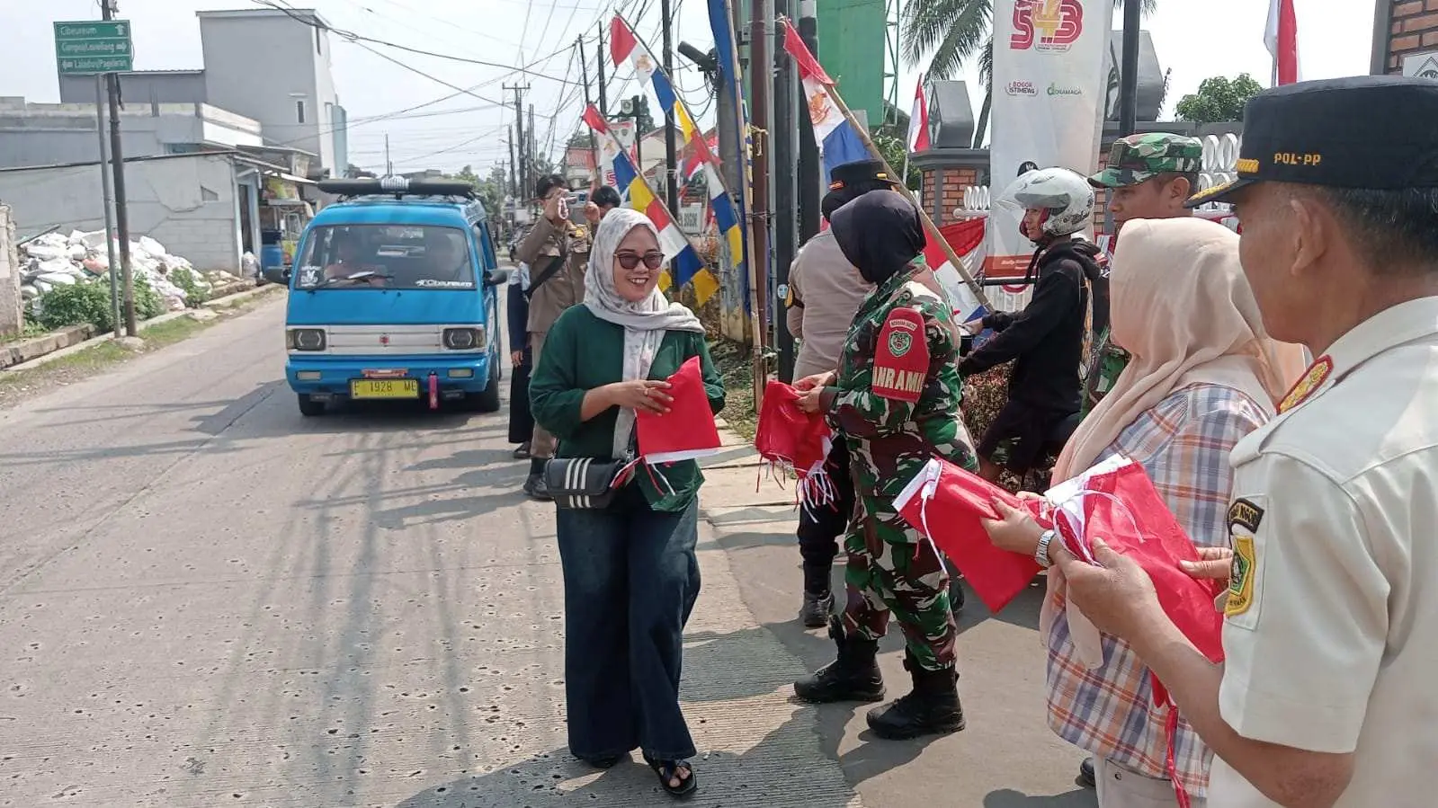 Jelang HUT RI ke-80, Kodim 0621/Kab. Bogor dan Forkopimda Bagikan Bendera Merah Putih di Jl. Tegar Beriman Cibinong
