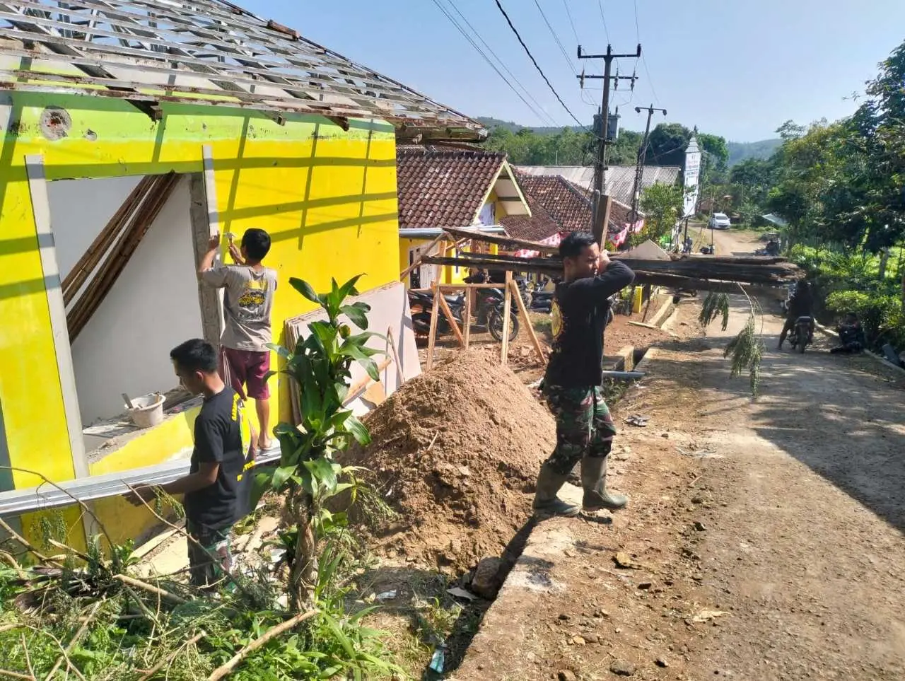 Giat Gotong Royong Satgas TMMD Ke-125, Pustu Kp. Cisireum Mulai Berdiri Demi Pelayanan Kesehatan Warga