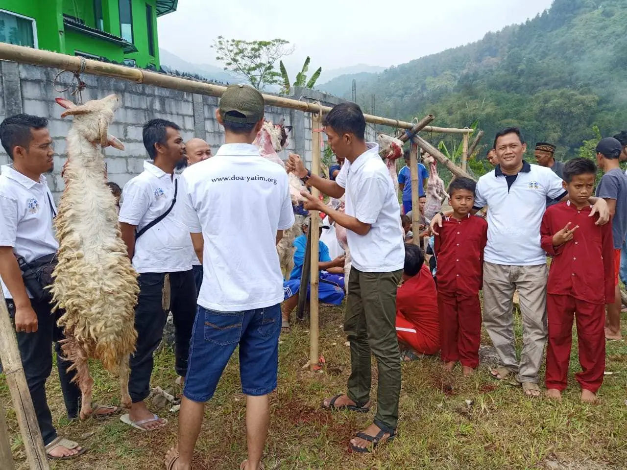 Idul Adha, Yayasan Doa Yatim Salurkan Qurban kepada Para Yatim di Tenjolaya