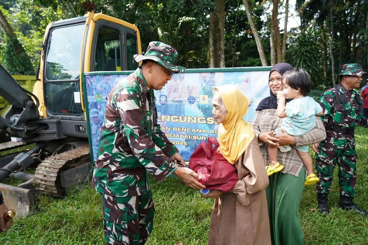 TNI Gelar Bakti Sosial Usai Latihan Bencana: Korem 061/SK dan Rindam III/Siliwangi Salurkan Bantuan untuk Warga Situgede