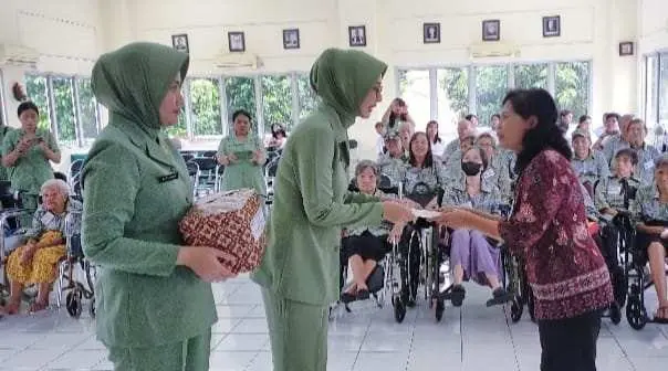 Persit KCK Koorcab Rem 061 PD III/Siliwangi Anak-anak Panti Asuhan