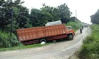 Jalan Rumpin Rusak Parah Truk Angkut Ampas Singkong Terguling