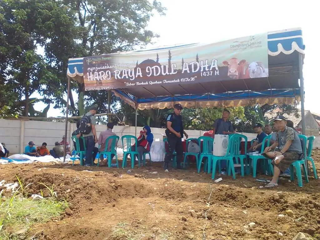 Perum Citoh Bagikan Dua Ekor Sapi Kurban