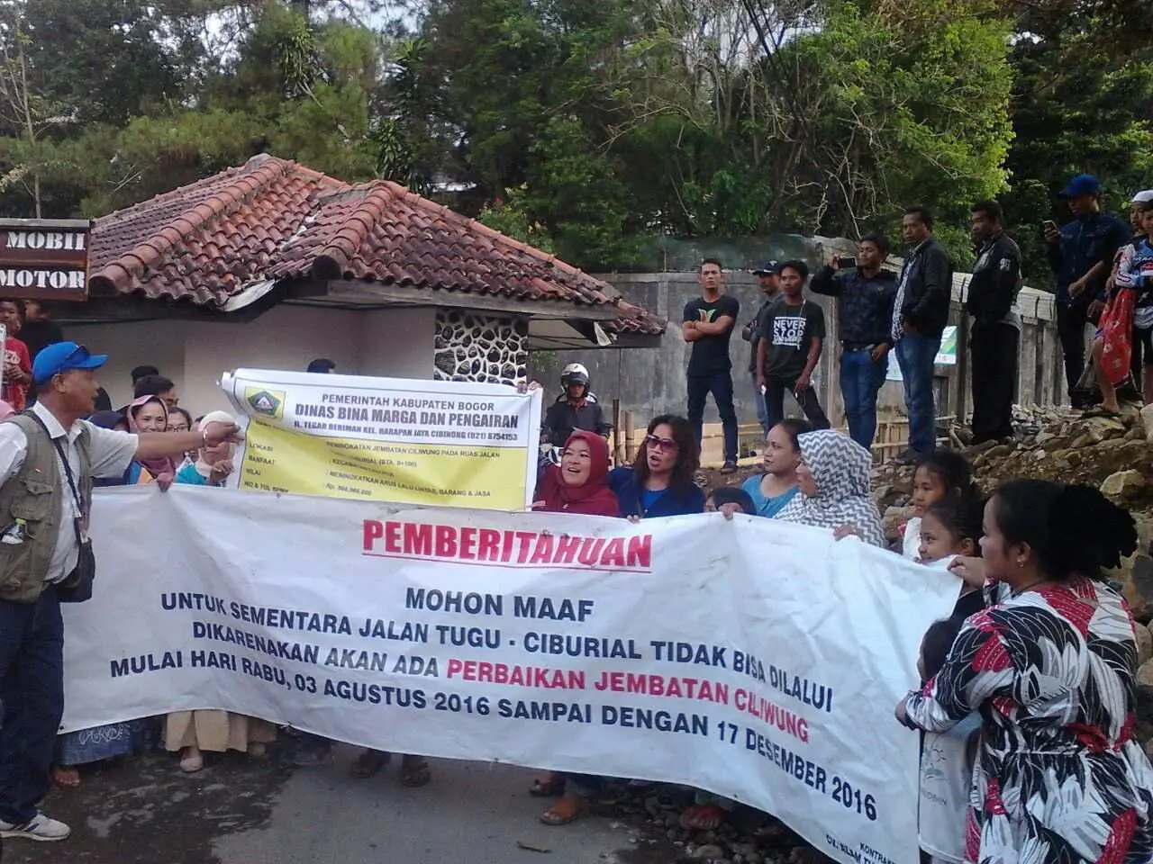 Warga Demo Tuntut Jembatan Segera Bisa Dilewati