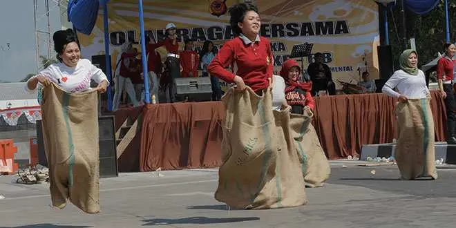 Ketika para Polwan cantik berlomba balap karung