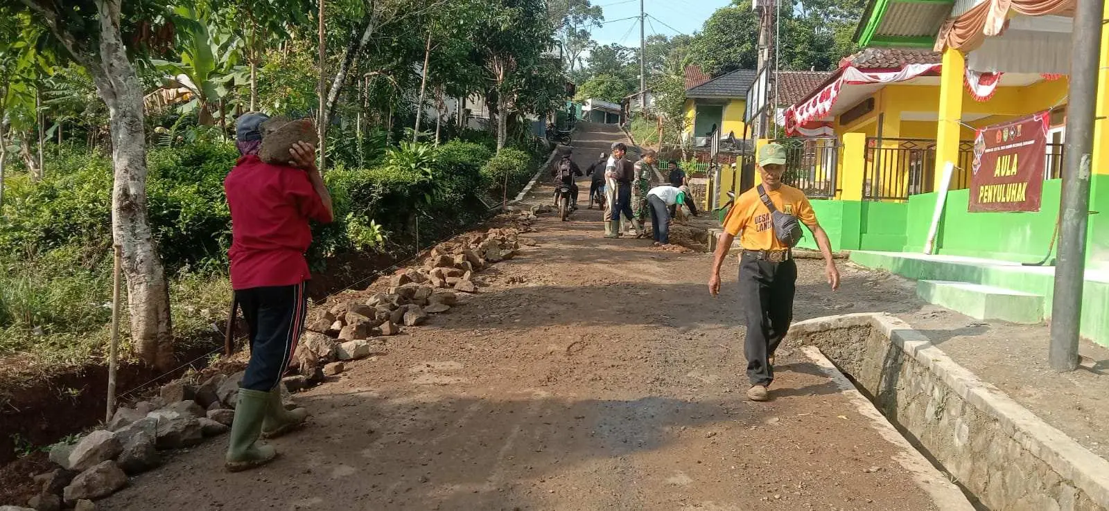 Satgas TMMD ke-125 Kobarkan Semangat Gotong Royong, Drainase Depan Kantor Desa Langkapjaya Dibabat Tuntas!