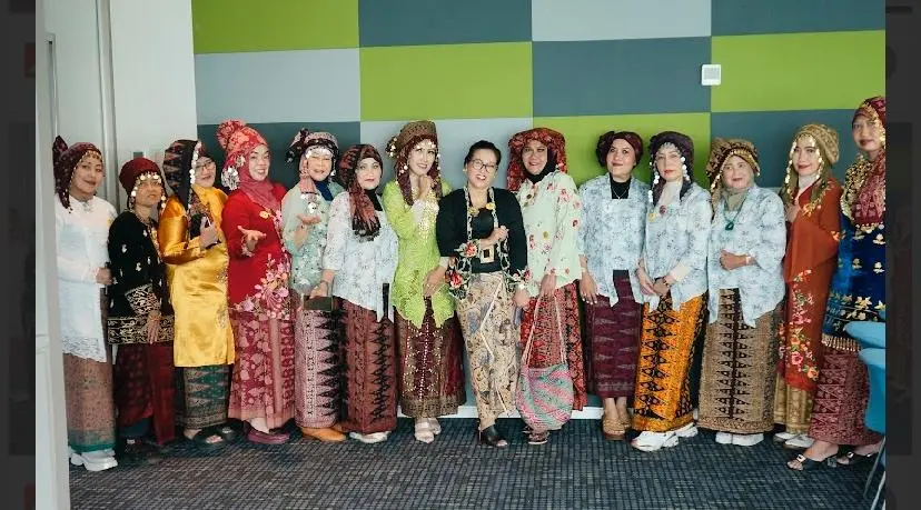 HUT Komunitas Perempuan Berkebaya: Belajar Dengan Belajar Pakai Tengkuluk Khas Jambi, Diskusi Stop Normalisasi KDRT dan Preview Film Suamiku Lukaku