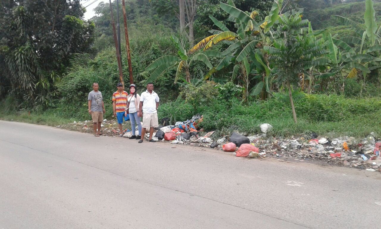 Sampah Berceceran Dipinggir Jalan Dibiarkan