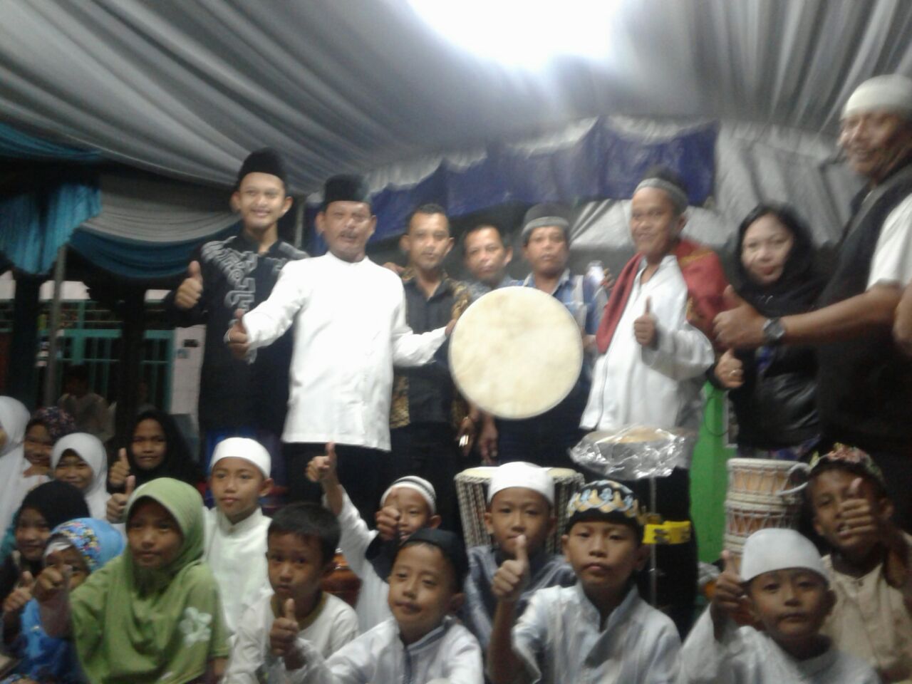 Komunitas Sedekah Rombongan (SR) Sumbang Alat Musik Hadrah ke Majelis Taklim Miftahul Jannah Kelurahan Sukaresmi