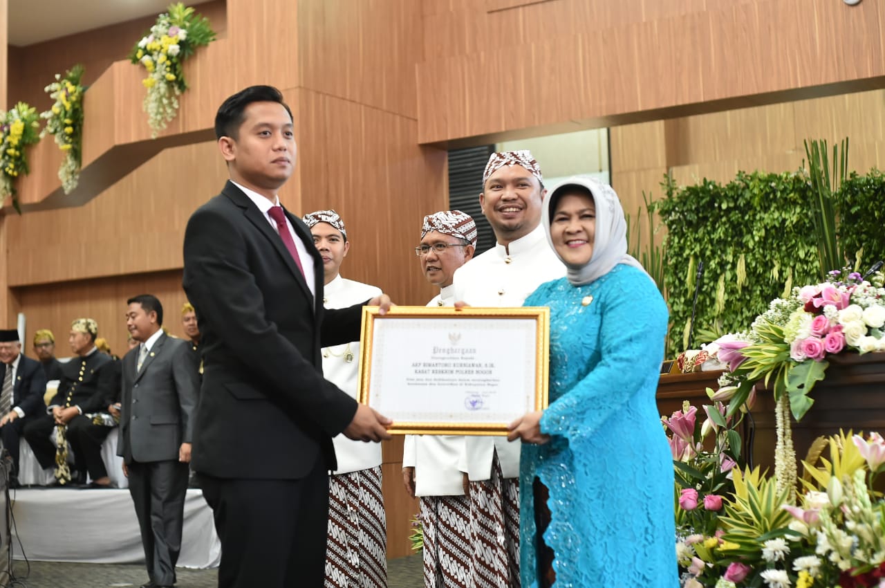 Kasat Reskrim Polres Bogor Terima Penghargaan Kabupaten Bogor AWARD
