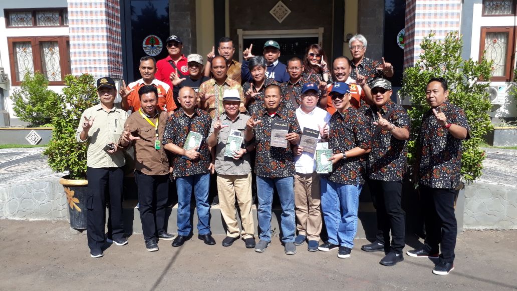 Koordinator Staf Khusus Presiden dan Dirjen KSDAE Melepasliarkan Burung Jalak Bali di TN Bali Barat