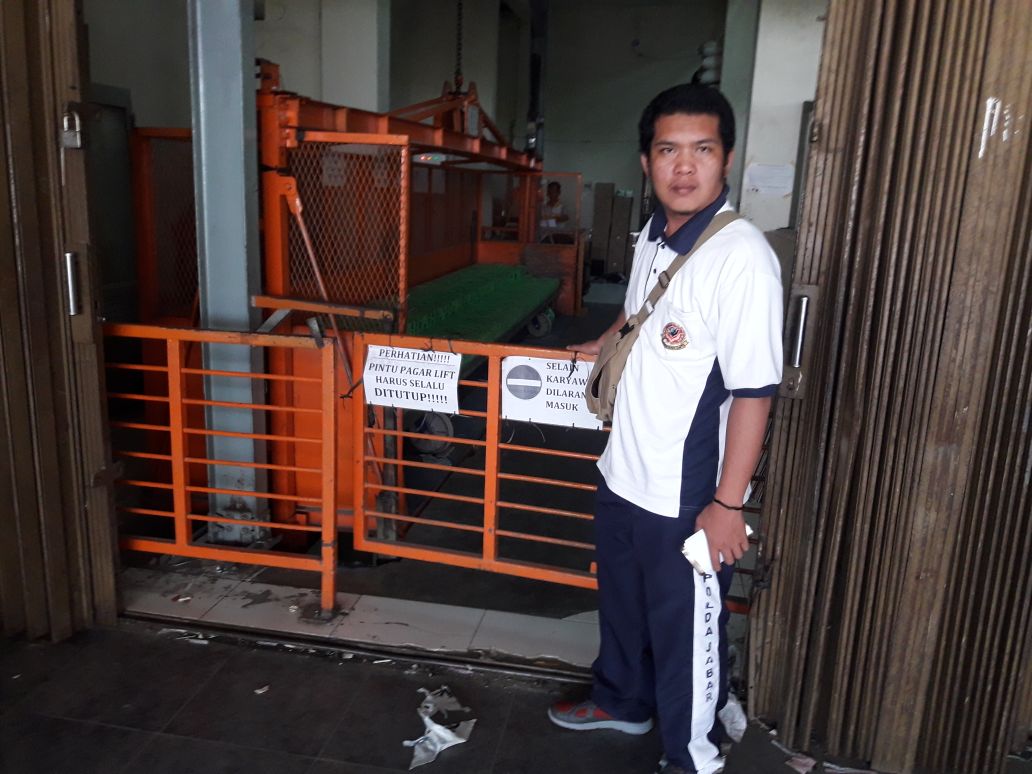 Satu Korban Dirawat Akibat Jatuh Terprosok dari Sebuah Toko Almunium Grosir di Kota Bogor