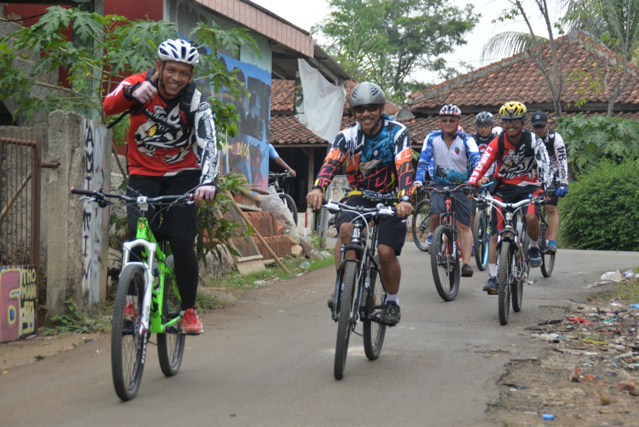 Jajaran TNI Lanud Atang Sendjaja, Tingkatkan Kesamaptaan Tubuh Dengan Bersepeda