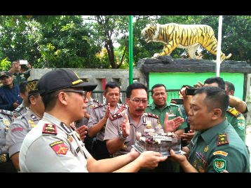 Kapolsek Sukamakmur Beri Kejutan Koramil 2107/Jonggol di HUT ke-73 TNI