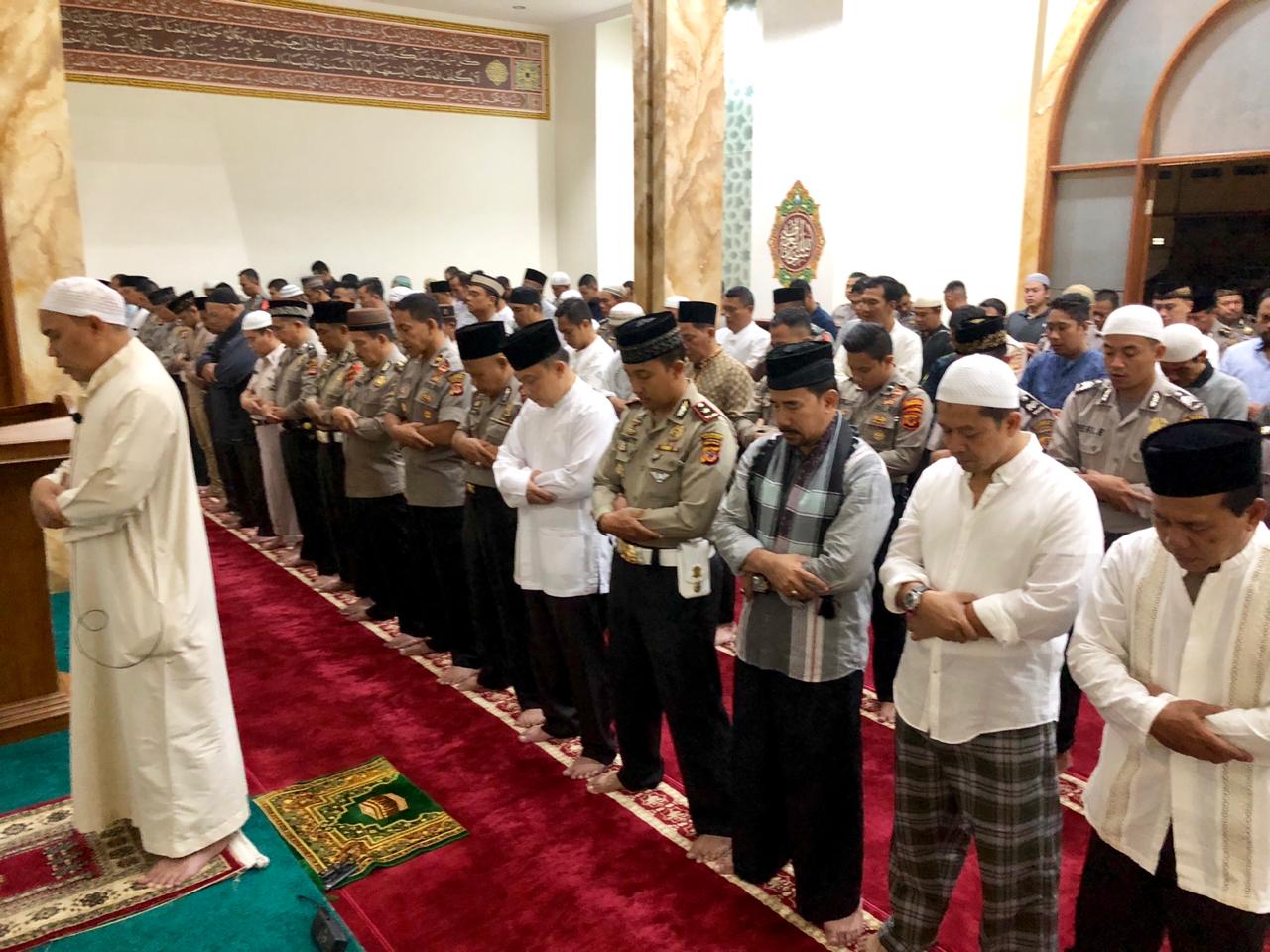 Kapolresta Bogor Kota Sholat Shubuh Berjamaah di Masjid Dzikrullah