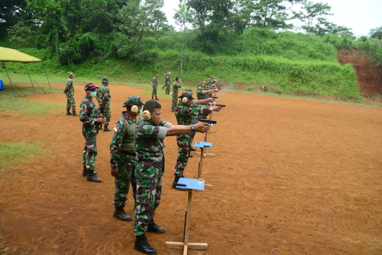 Tingkatkan Kemampuan, Perwira Lanud Atang Sendjaja Latihan Menembak Pistol