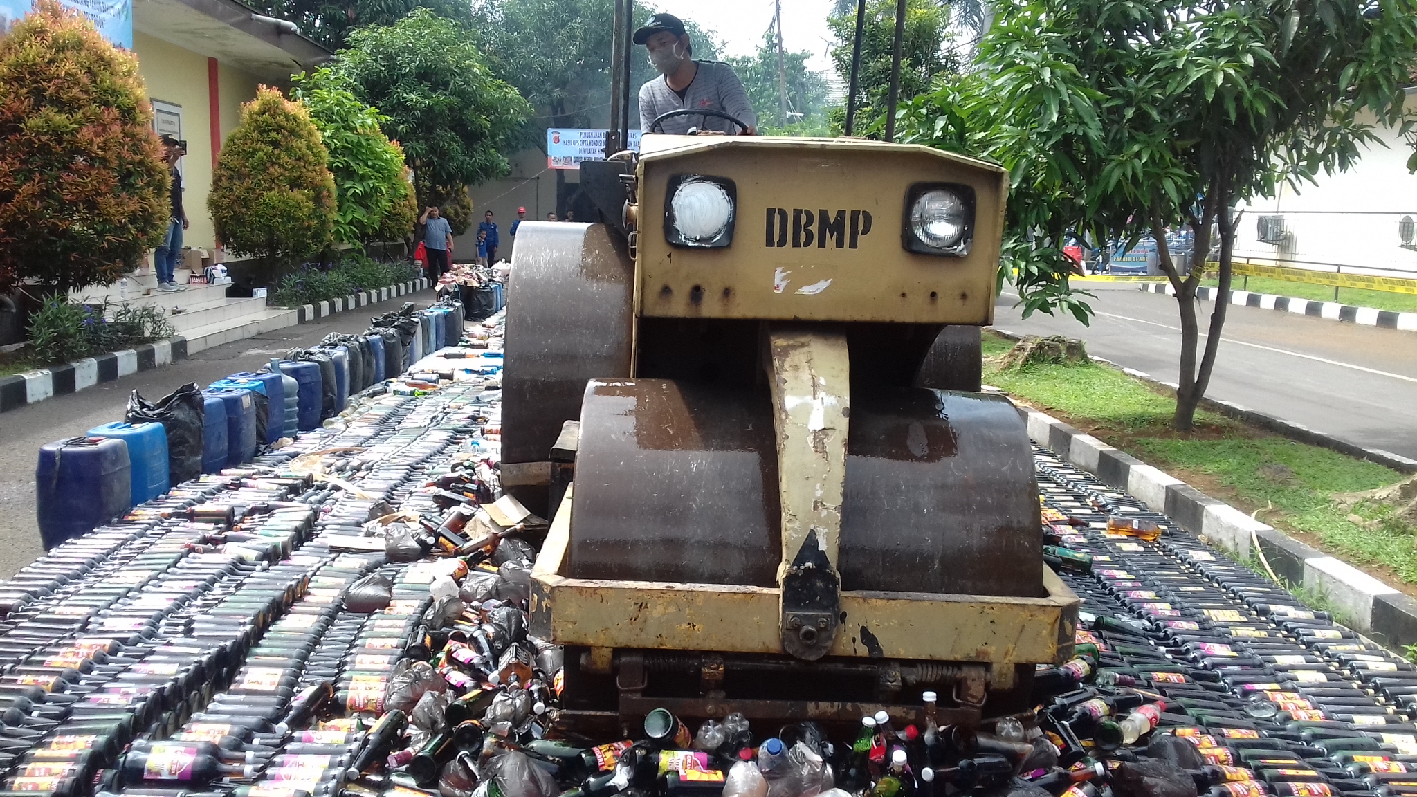 Pemusnahan Barang Bukti Miras dan Petasan Hasil Ops Lilin Lodaya 2018 di Wilayah Hukum Polres Bogor