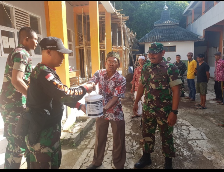 Giat Karya Bakti Prajurit Peleton Beranting Yonif 315/Garuda, Bantu Masyarakat Cililin