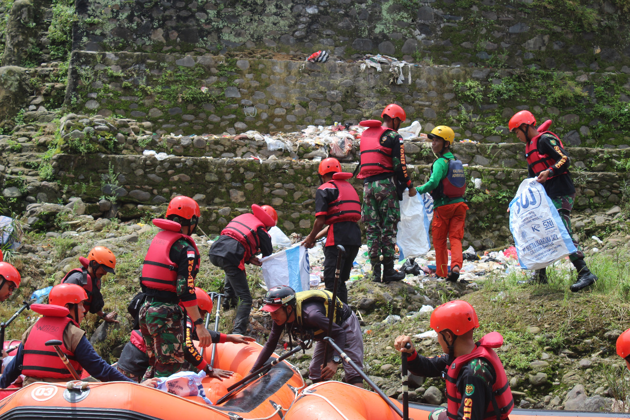 Prajurit Yonif 315/Garuda Diterjunkan Bersihkan Sungai Cisadane Bersama Relawan Regaci Bogor