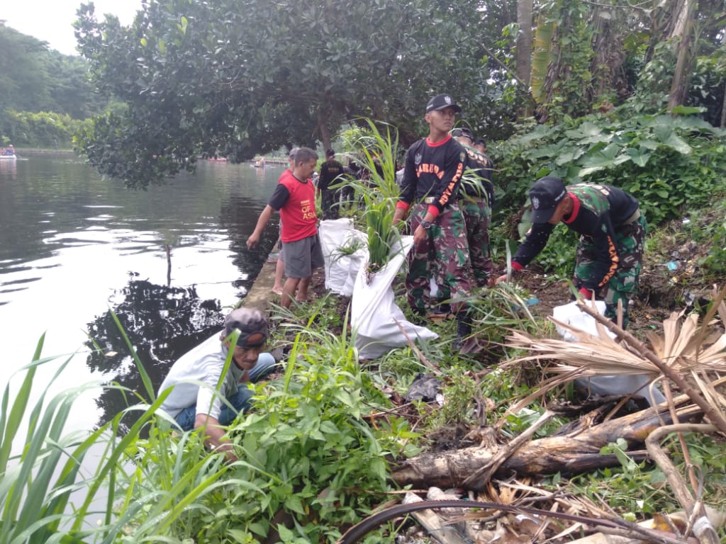 Yonif 315/Garuda Berkolaborasi Dengan Pemkot Bogor Melaksanakan Bebersih Sampah di Danau Situgede