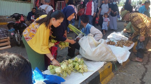 Esok Rebo Kasan Puncak Sajuta Kupat, Pedagang Kulit Ketupat di Pasar Cisarua Diserbu Warga