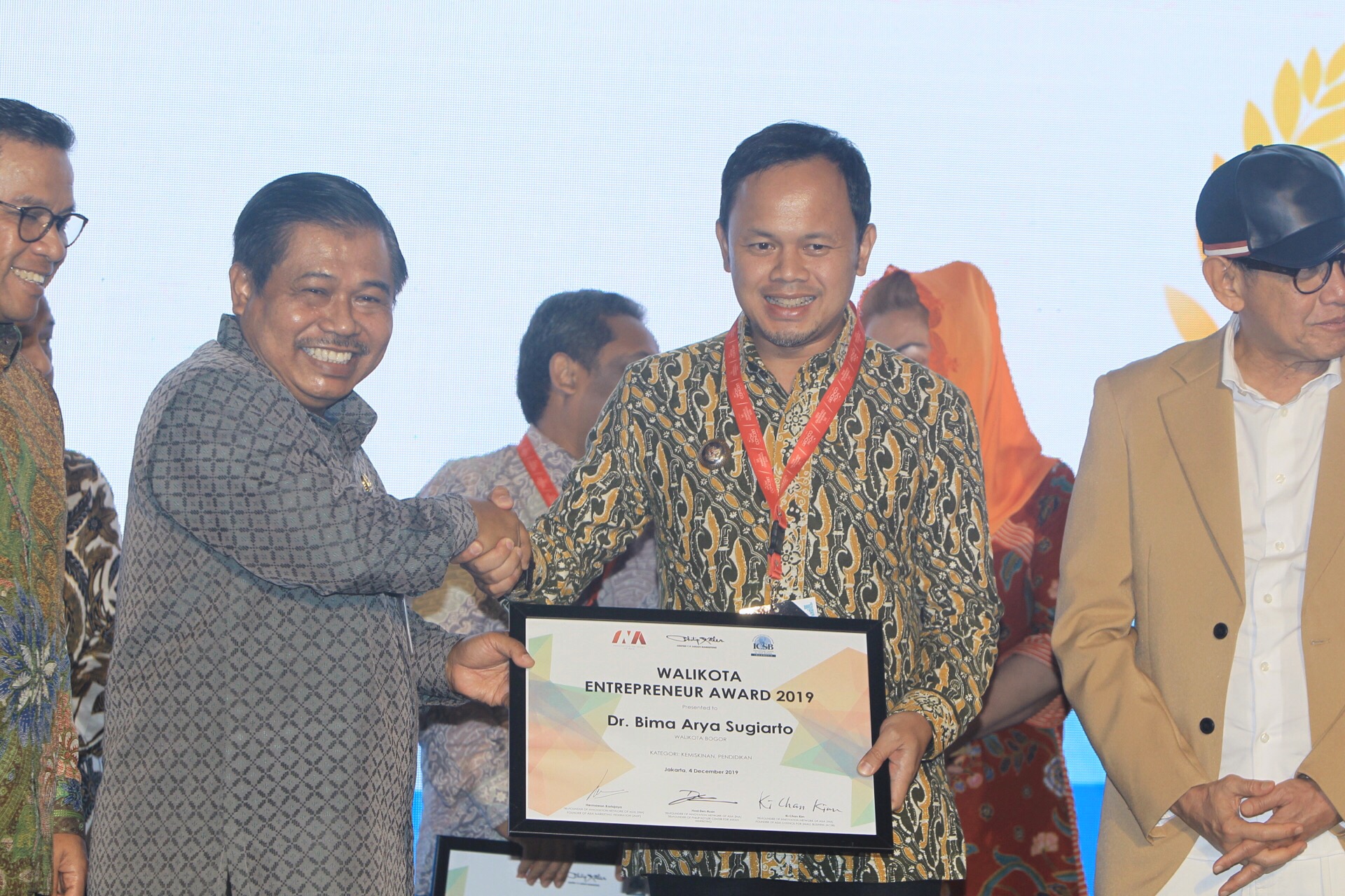 Bima Arya Raih Regional Leader Entrepreneur Award 2019 Kategori Pendidikan dan Kemiskinan