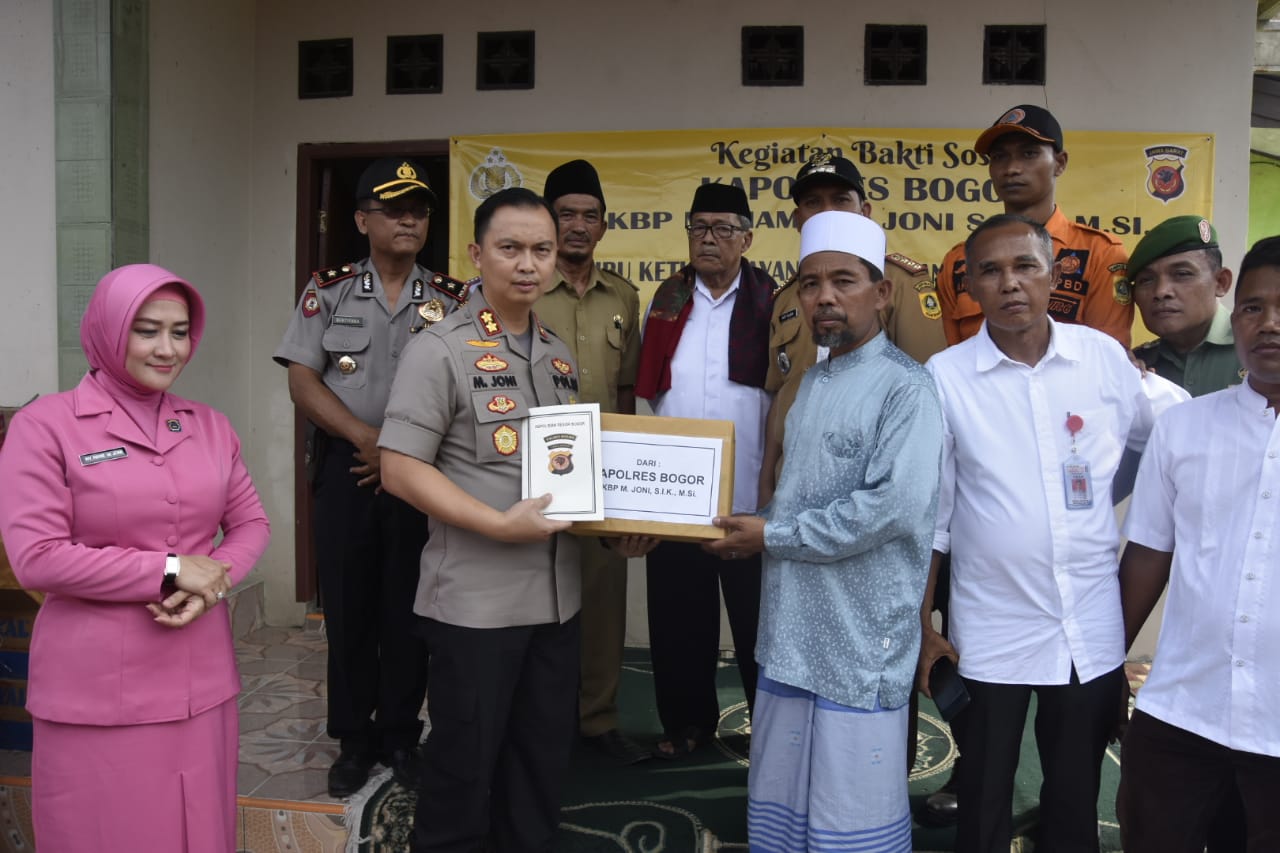 Kunjungan Kerja di Cigudeg, Kapolres Bogor Beserta Ketua Bhayangkari Berikan Bansos