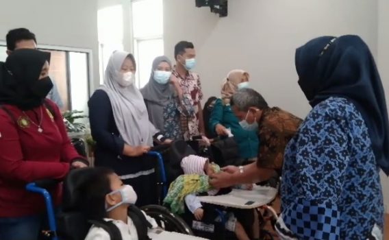 Anak Berkebutuhan Khusus Kabupaten Bogor Mendapat Bantuan Kursi Roda di Hari Anak Nasional