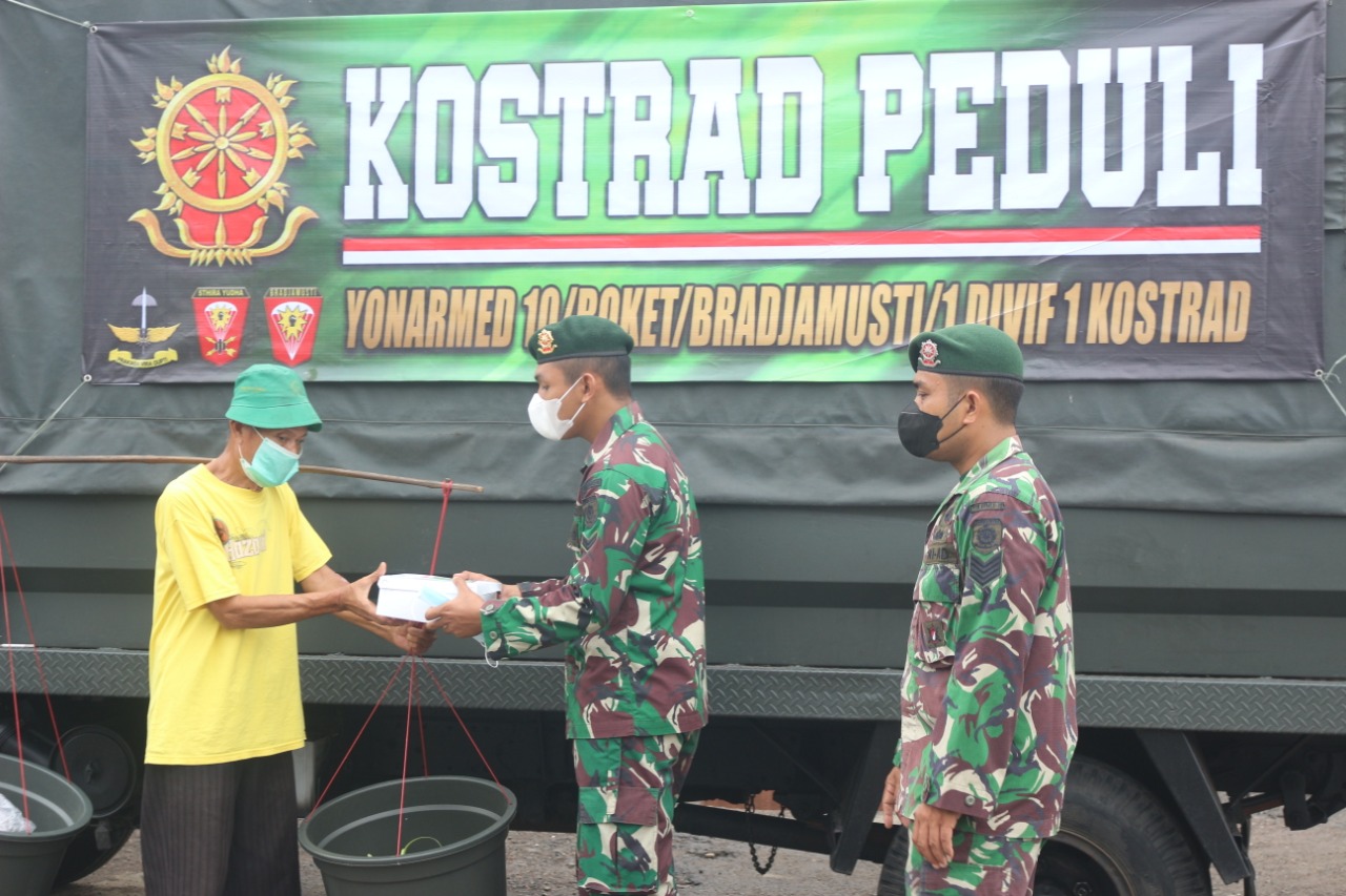 “Kostrad Peduli”, Prajurit Yonarmed 10 Roket Bagikan Makanan dan Bingkisan Kepada Masyarakat di Lingkungan Asrama
