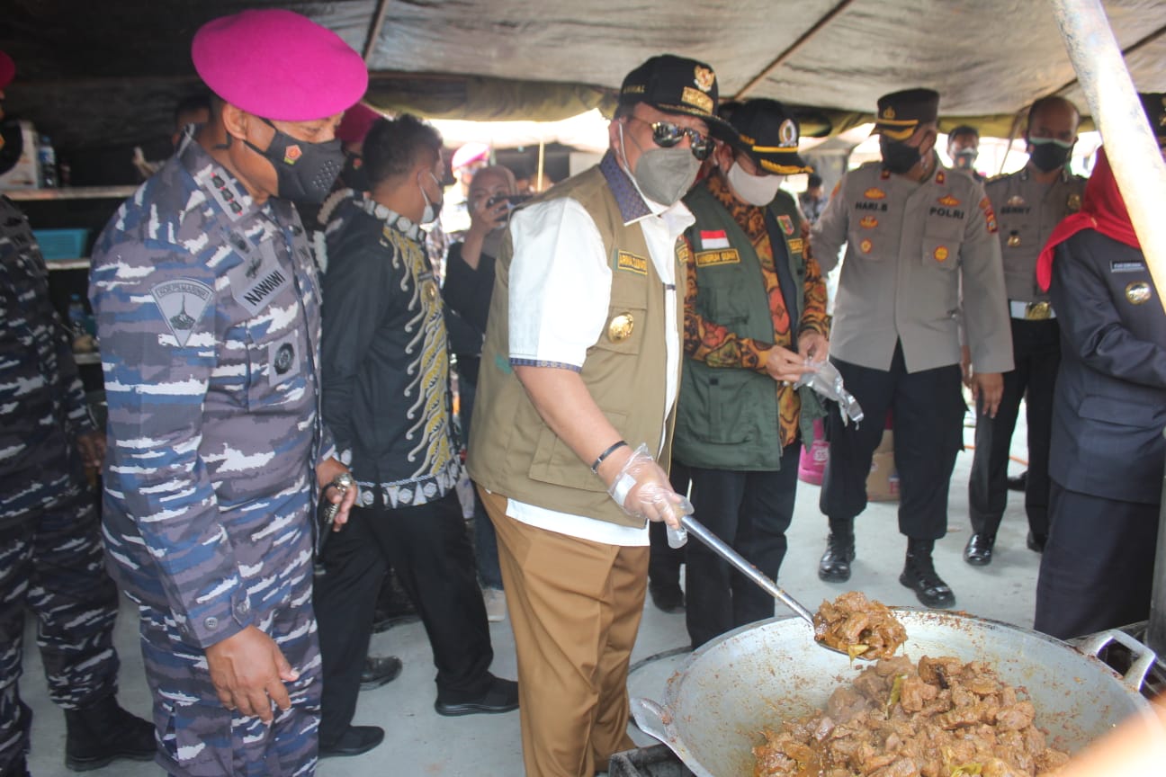 TNI AL , Korps Marinir Bangun Dapur Lapangan Untuk Warga Isoman Pasien Covid 19 di Bandar Lampung