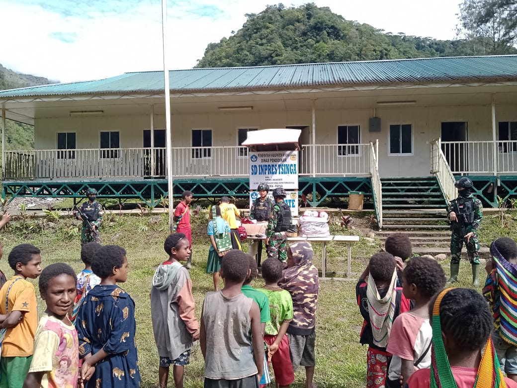 Peduli Terhadap Pendidikan, Satgas Pamrahwan Yonif 315/garuda Bagikan Seragam Sekolah di Kampung Pedalaman Timika