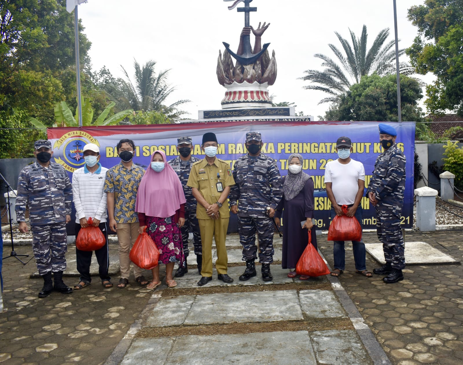 Sambut HUT Ke-76 TNI AL, Lanal Lampung Laksanakan Baksos di Monumen TNI AL Lampung