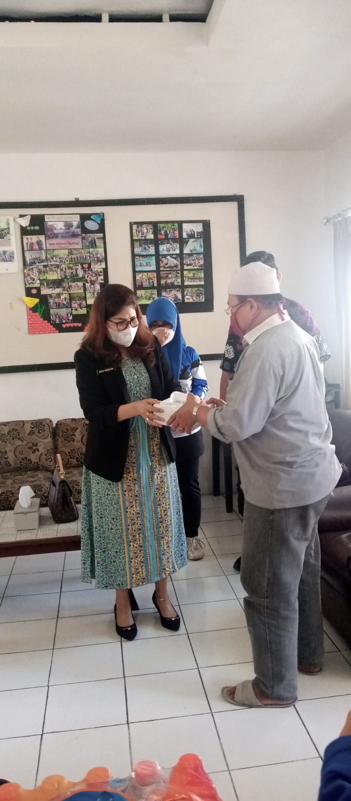 Hari Radio ke-76, RRI Bogor Tebar Ratusan Makanan Kepada Yatim Piatu dan Kaum Dhuafa
