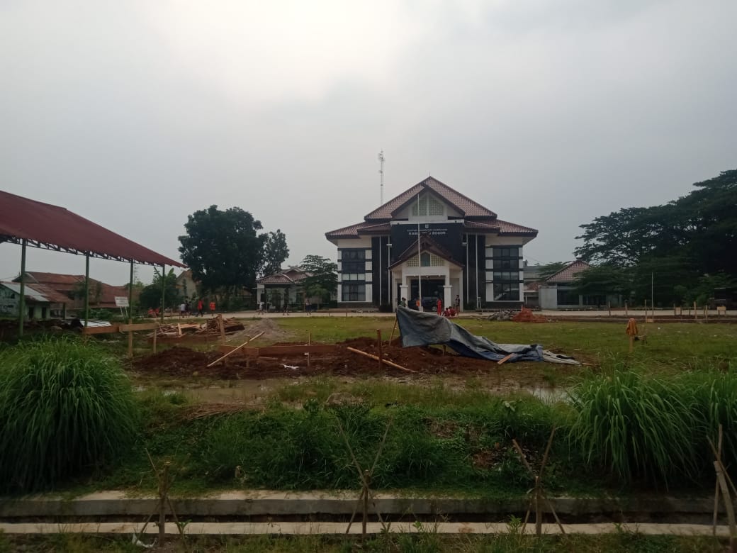 Proyek Pembangunan Taman Tematik Depan Kecamatan Leuwiliang Diduga Tidak Patuhi SOP K3