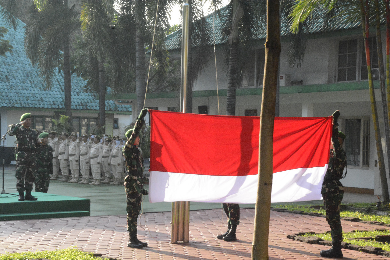 Korem 061/SK melaksanakan Upacara Pengibaran Bendera