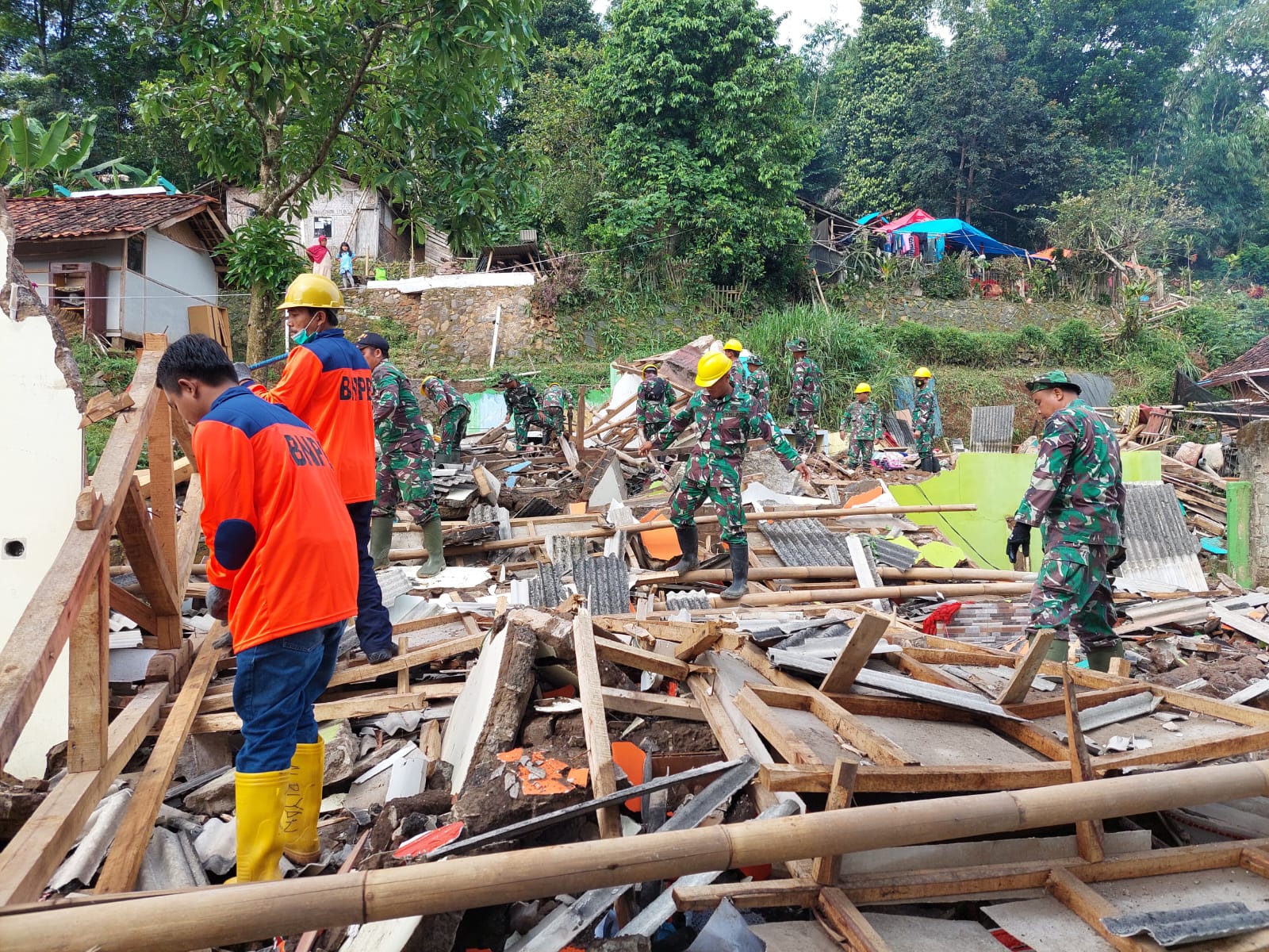 Kapten Inf Mustofa Pimpin Pembongkaran Bangunan di Wilayah Terdampak Gempa Cianjur